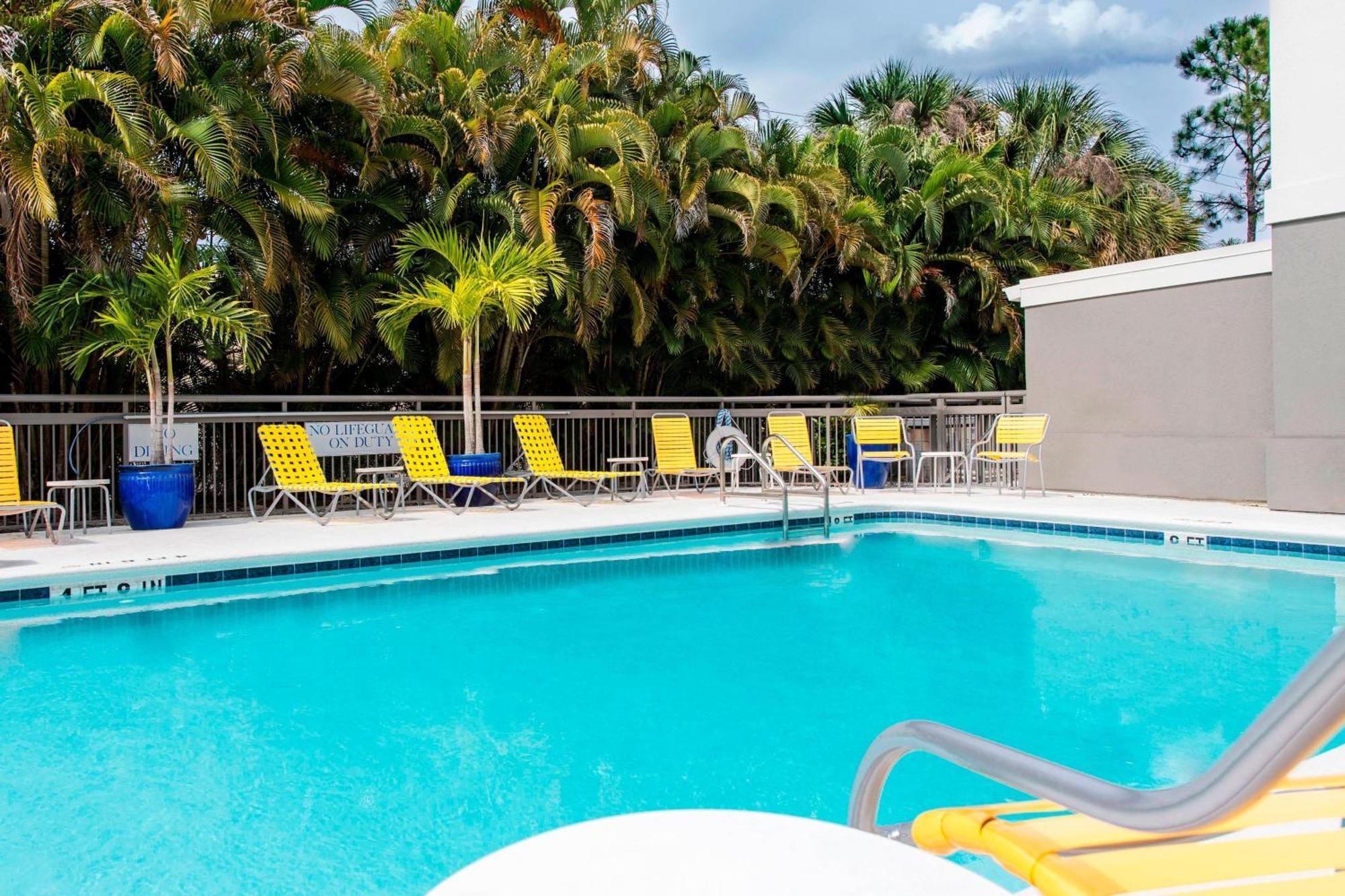 Fairfield Inn & Suites By Marriott Fort Myers Cape Coral Cypress Lake Buitenkant foto