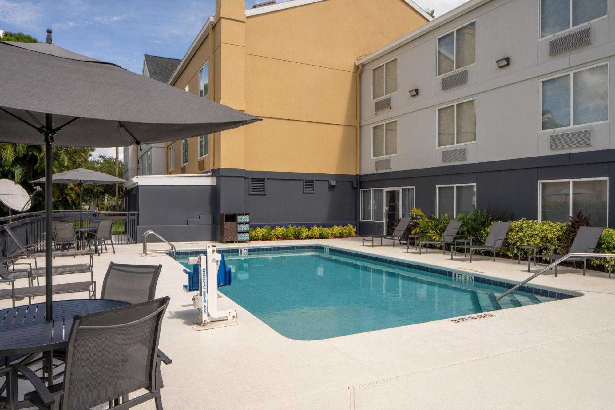 Fairfield Inn & Suites By Marriott Fort Myers Cape Coral Cypress Lake Buitenkant foto